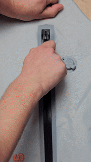 How do I zip the Aerless™ Vacuum Bag properly?